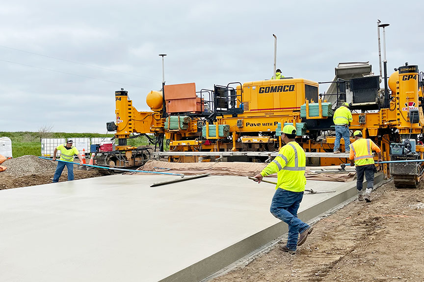 This four-track GOMACO GP4 with Leica 3D guidance and a 5400 series mold is slipforming a concrete overlay on Highway L-14 in Plymouth County, south of Kingsley, Iowa.

📸 -Brady Hirschman &amp; Javier Ronda Bou, GOMACO Corporation

#GOMACO #PaveWithPride #Concrete