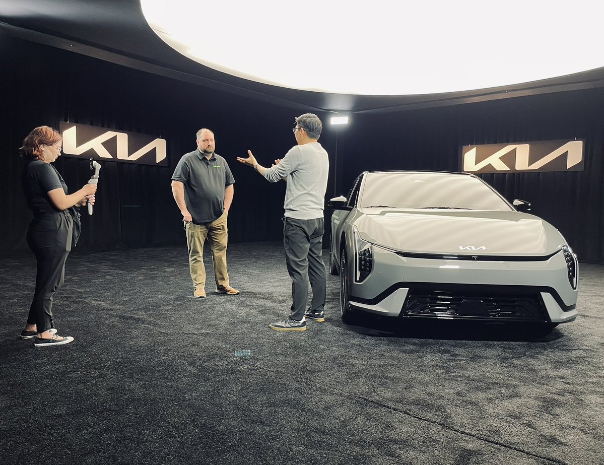 live_munro's tweet image. We are in Downtown Detroit checking out the Kia EV4! Smooth, stylish, and all-electric! 🚗⚡️