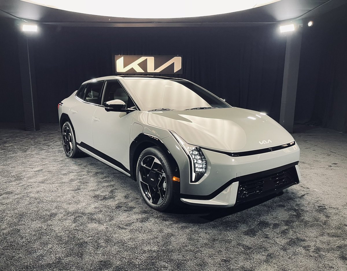 live_munro's tweet image. We are in Downtown Detroit checking out the Kia EV4! Smooth, stylish, and all-electric! 🚗⚡️