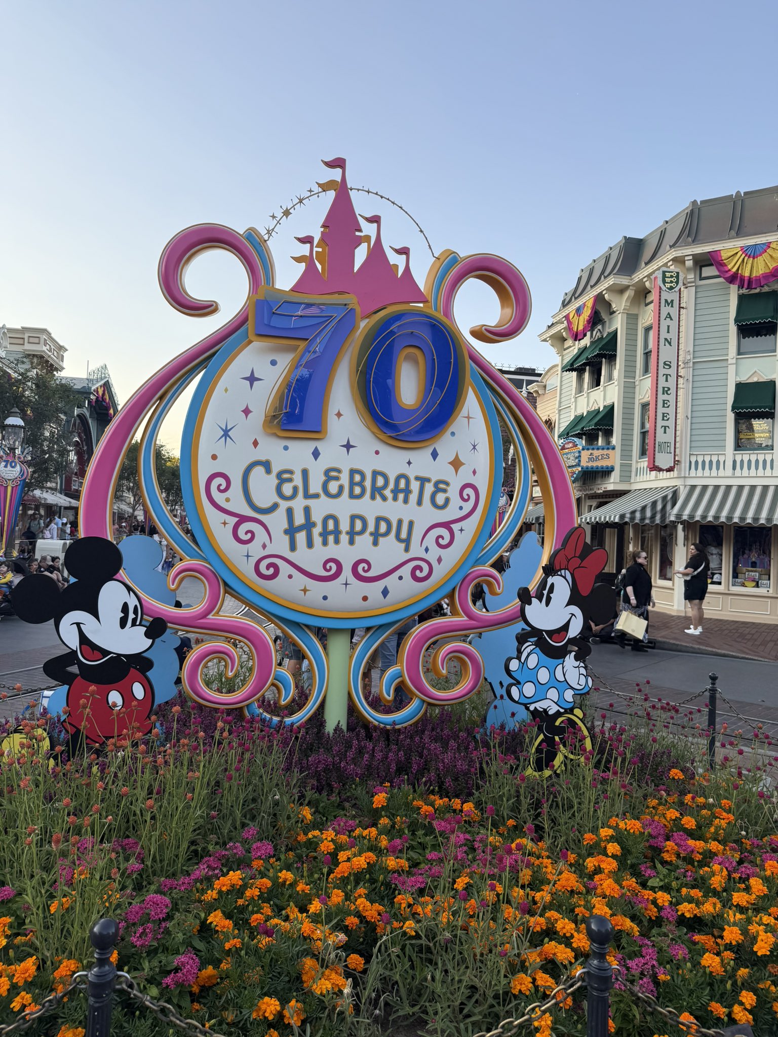 カリフォルニアディズニー50周年DVD＆CD Amazon.co.jp: カリフォルニア・ディズニーランド 50周年記念