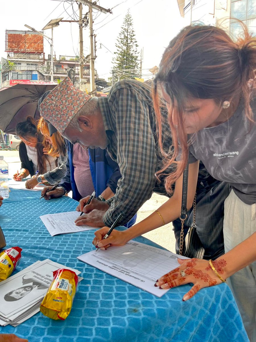 आजको रोचक दृष्य:

पोखरा पृथ्वीचोकमा राजनीतिक प्रतिशोध विरुद्ध हस्ताक्षर अभियानमा ३ फरक पुस्ताको ४ वटा कलम एकसाथ चलिरहेको छ।

photo by : <a href="/AshokKhadka2018/">Ashok Kumar Khadka</a>