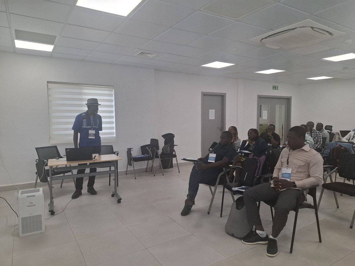 PANGenS2023's tweet image. 📸🤩Day 4:
Today’s session at #MRCG explored Biobank operations—from sample storage to retrieval. Mr. Demba Sanneh & Mathurin Diatta demonstrated tracking tools like Item Tracker & BERSA, and shared protocols for safe, compliant sample shipping. #Biobanking #DataManagement