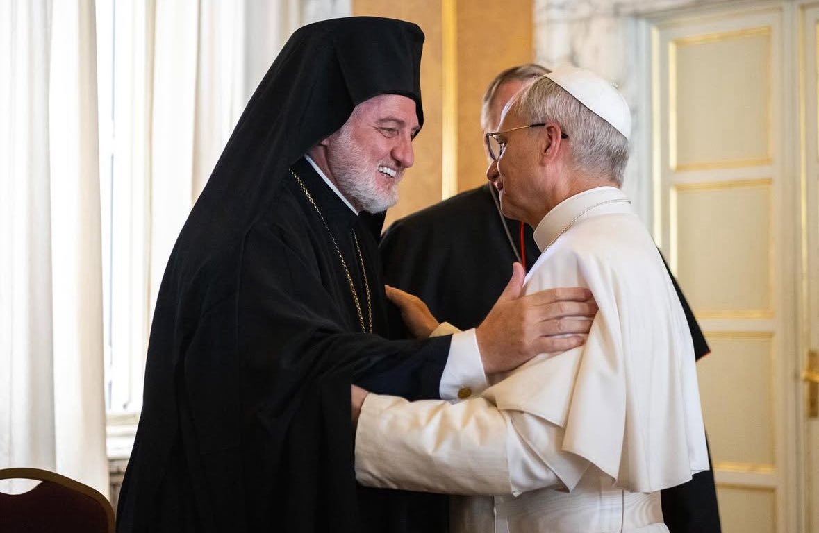 frevagoras's tweet image. Archbishop @Elpidophoros greets Pope Leo today at Castel Gandolfo!
“Today, we stood before His Holiness Pope Leo XIV as pilgrims, journeying together along the spiritual path of healing and reconciliation.”