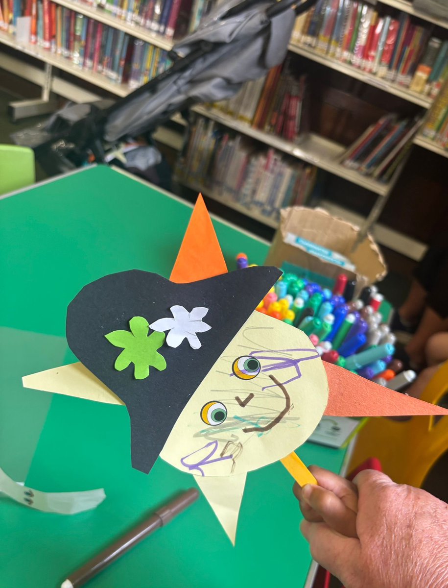 We had lot of fun at #CharltonLibrary this week, making summer suns ☀️ using different colours, textures and materials! For more #CraftingFun, #MessyMorning is every Tuesday from 10.30-11am, join us to make friends, borrow books and create! 🎨 #LoveYourLibrary