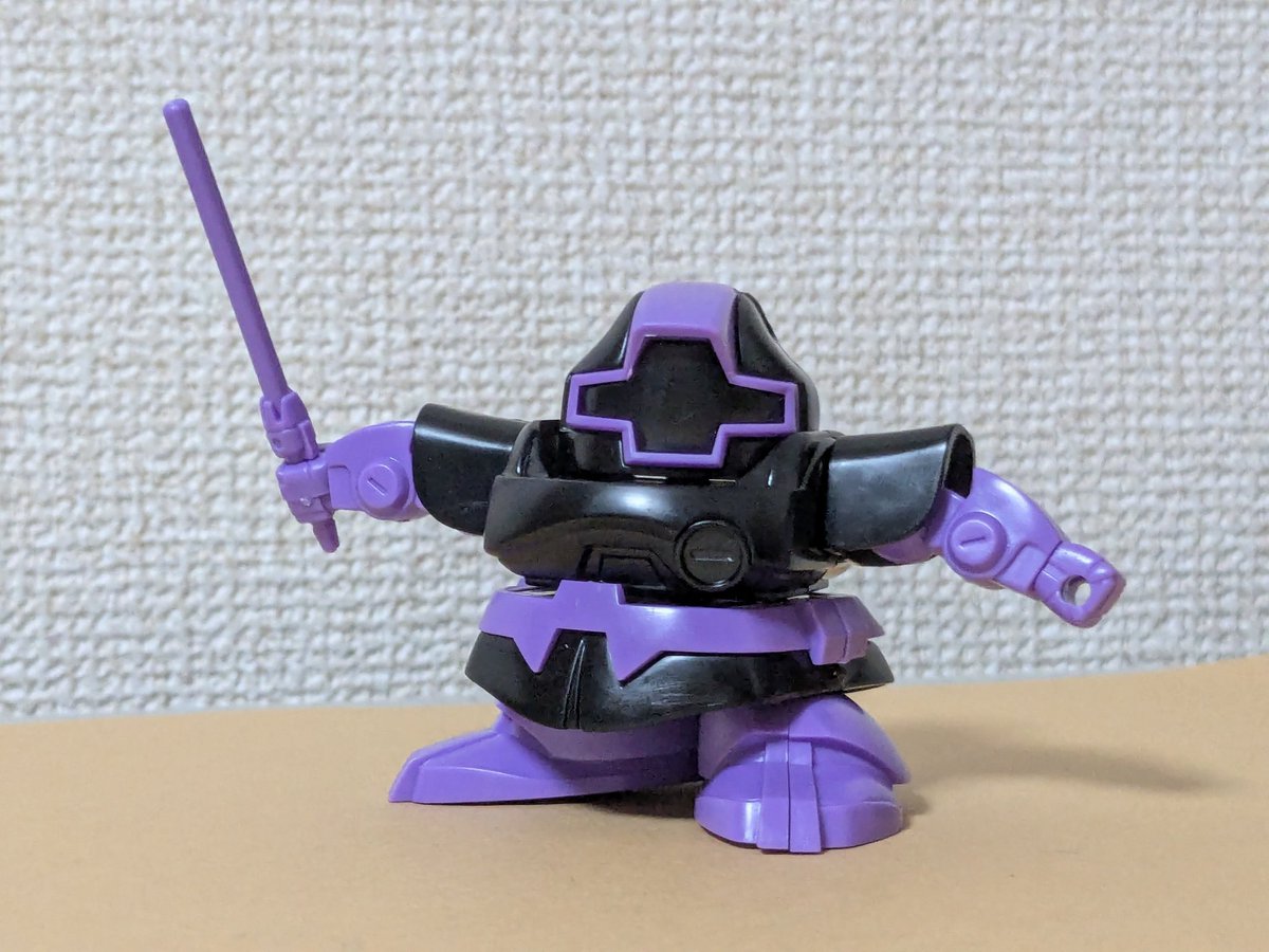 AosBjnMFQ2uA1oT's tweet image. SDのドムに劇場版ポスターに似たポーズをとらせたいのだが、左手が致命的にダメ。
ポスターは肩アーマーは正位置のまま腕を前に出しているが、素のままでは無理なので改造します。
手の平は斜め前に突き出しているイメージがあったのですが、下を向けているのね。平手も作らないと。