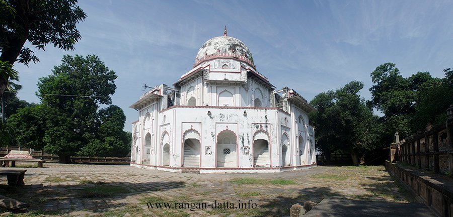 New #blogpost alert!

Chunar - Fort and beyond

Fort, Mughal era tomb &amp; Dargah and colonial cemetery. Last but not least, a majestic view of the mighty bend in the Ganges. 

tinyurl.com/y88usfur