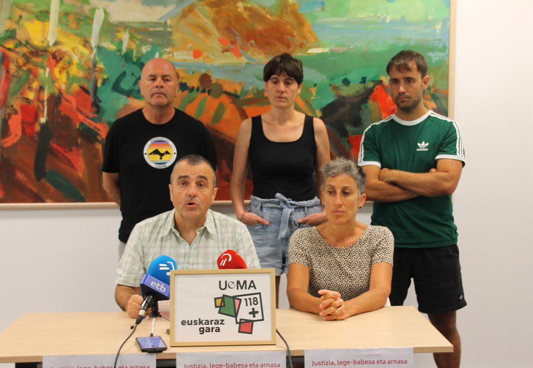 UEMA: «Epaiak euskararen ofizialtasuna zalantzan jartzen du, ondoan gazteleraren makulua ez duenean». Mankomunitateak kontzentrazioak antolatu ditu larunbat eguerdian udaletxeen aurrean.
<a href="/KristinaMartn/">KrisMaren</a> <a href="/ijitoa/">Jakes Goikoetxea</a> 
berria.eus/euskal-herria/…