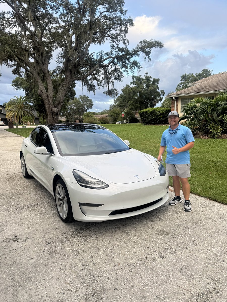 TheRealDriiZZy's tweet image. My cousin Broward has wanted to get a Tesla since 2019 but hasn’t been in a position to make it happen until yesterday.
He traded his 2008 Ford Explorer sport Trek for a 2018 Tesla Model 3 for only $1000 out of pocket for the tesla🤯🤯
So happy to welcome him to the @Tesla…