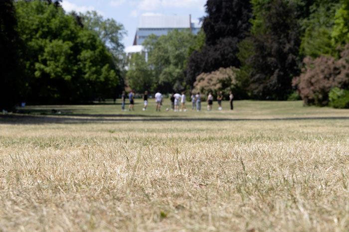 ❗️Ressource en eau : arrêté sécheresse   
💦 Face au déficit pluviométrique, la préfecture a placé plusieurs zones  d'Alsace en alerte et en alerte renforcée, imposant des restrictions  d'usage de l'eau.   👉Retrouvez les restrictions liées à votre commune
strasbourg.eu/-/arrete-seche…