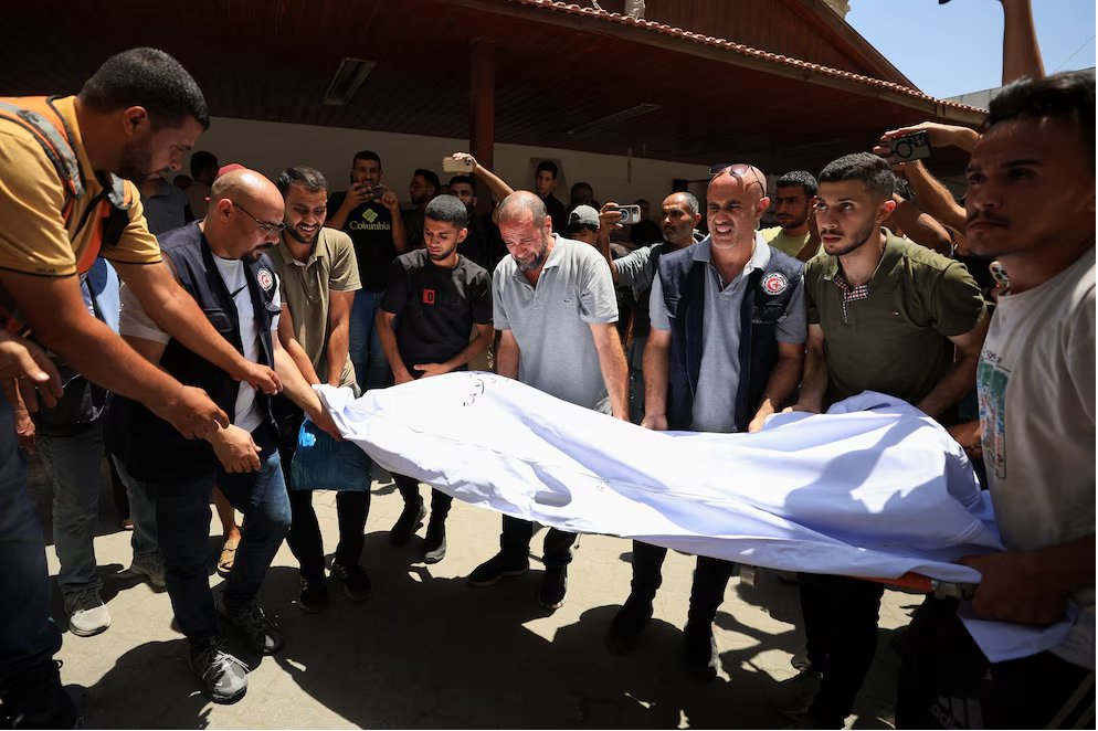 ObispoMunilla's tweet photo. El sacerdote párroco de la parroquia católica de Gaza, Gabriel Romanelli, ha resultado herido hoy jueves por los disparos de un tanque israelí al complejo parroquial.
En el ataque han fallecido dos palestinos cristianos, además de producirse numerosos heridos entre los allí refugiados.
Comparto 3 fotografías del hecho, así como un video de un ataque anterior, mientras que los fieles rezaban el rosario en esta misma iglesia de la Sagrada Familia de Gaza.