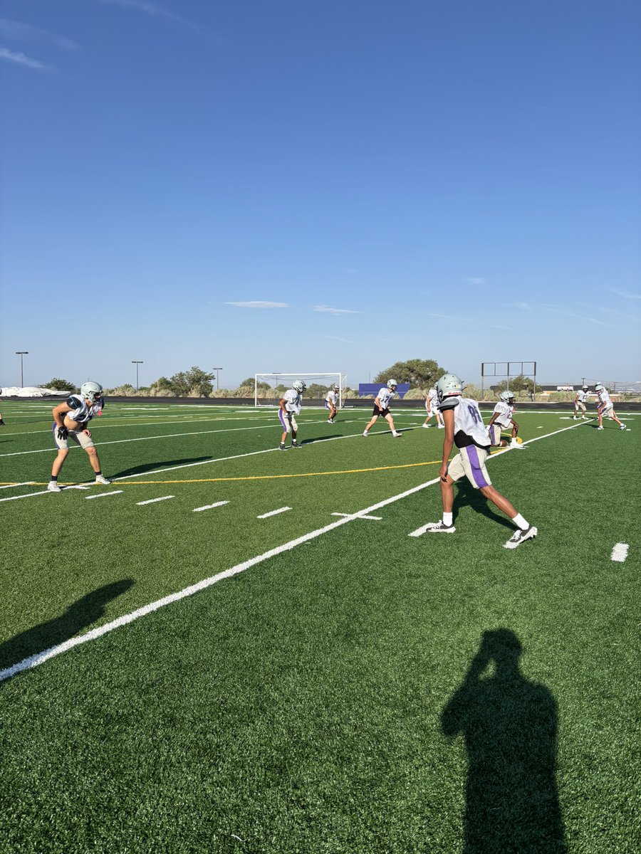ManzanoFB's tweet image. 🔥 Wrapping up our 2nd week in pads and the energy is electric! Proud of the grit, focus, and brotherhood these guys are building every rep. #MonarchMentality #Ubuntu #PurpleAndGrey #ManzanoFootball 🏈💪