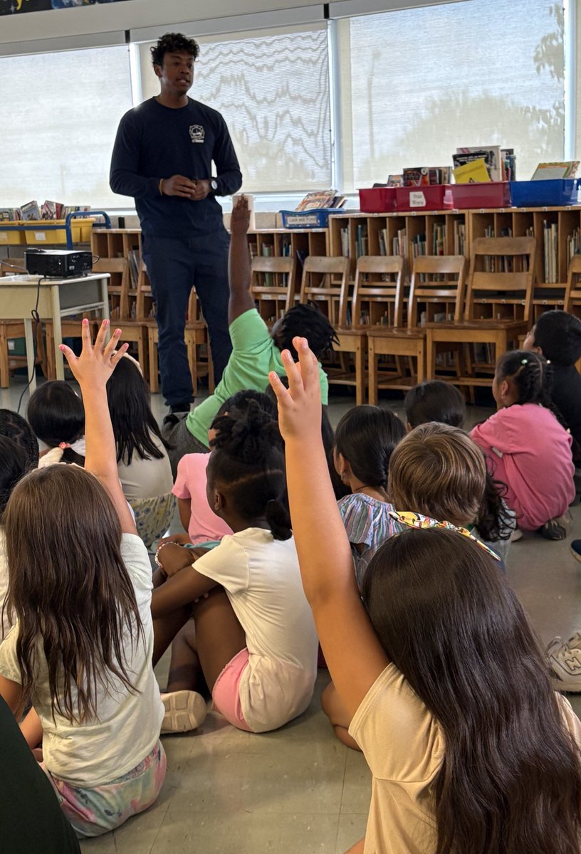TeacherToronto's tweet image. Learning about fire safety at the @TCDSBSummerLrn Program at St. Jane Frances. Thank you, @Toronto_Fire, for an engaging and informative session with the students! 🧯🚒 @tcdsb #TCDSBslp2025