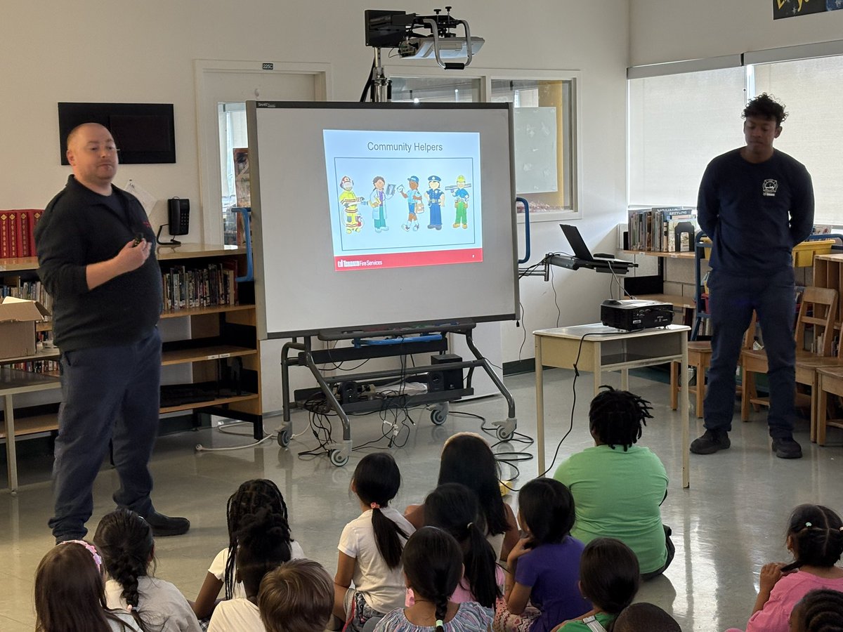 TeacherToronto's tweet image. Learning about fire safety at the @TCDSBSummerLrn Program at St. Jane Frances. Thank you, @Toronto_Fire, for an engaging and informative session with the students! 🧯🚒 @tcdsb #TCDSBslp2025