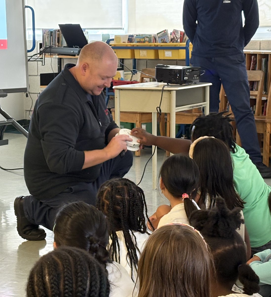 TeacherToronto's tweet image. Learning about fire safety at the @TCDSBSummerLrn Program at St. Jane Frances. Thank you, @Toronto_Fire, for an engaging and informative session with the students! 🧯🚒 @tcdsb #TCDSBslp2025