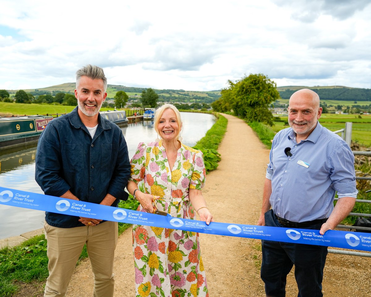 MayorOfWY's tweet image. Yorkshire is home to beautiful countryside and by improving towpaths, more people can get out and enjoy it.
Great to see the work completed to enhance our section of the Leeds & Liverpool Canal towpath, now a fantastic 34-mile, traffic free route connecting West and North…