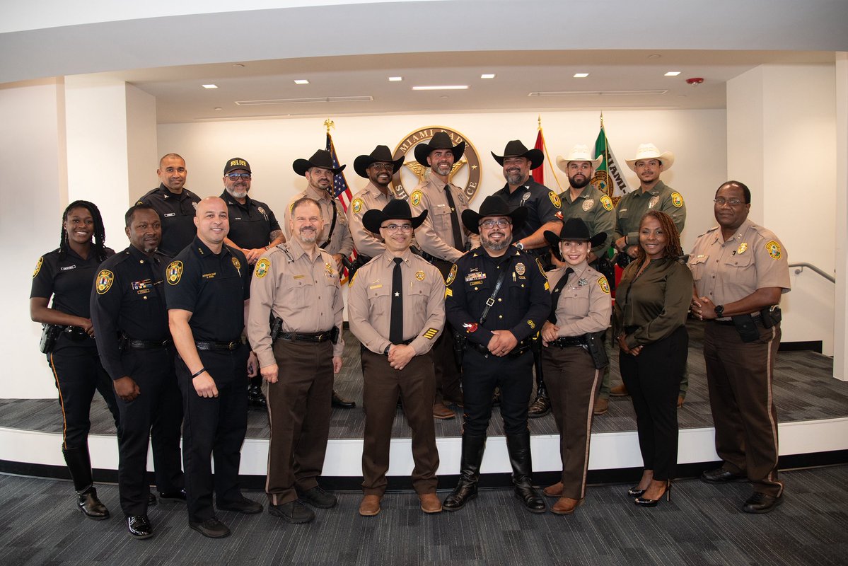 MiamiDade_SO's tweet image. Join us in congratulating the graduates of MDSO’s Multi-Agency Mounted Patrol School #3:
• MDSO Captain Julian Moreno
• MDSO Deputy Jorge Perdomo
• MDSO Deputy Ana Chavez
• @NorthMiamiPD Sgt. Yosbel Llerena
The graduates are now certified Police Mounted Patrol Deputies…