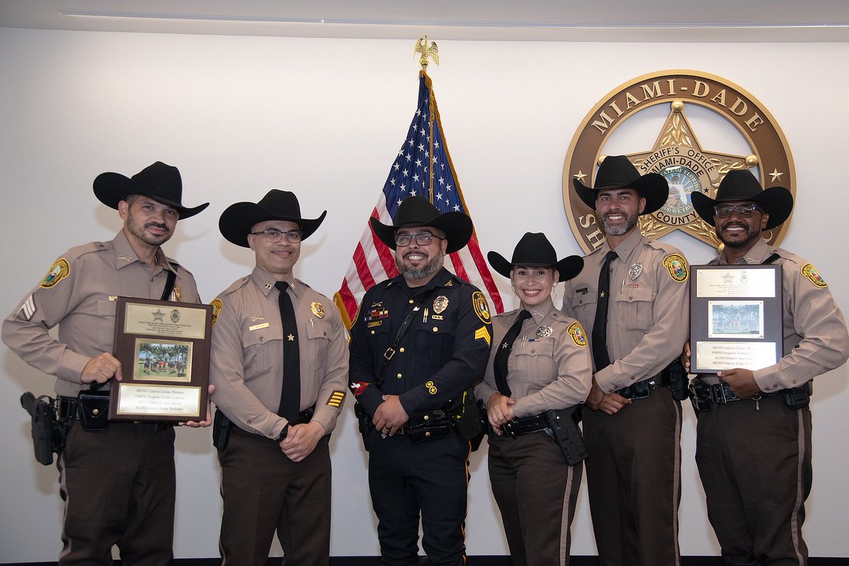 MiamiDade_SO's tweet image. Join us in congratulating the graduates of MDSO’s Multi-Agency Mounted Patrol School #3:
• MDSO Captain Julian Moreno
• MDSO Deputy Jorge Perdomo
• MDSO Deputy Ana Chavez
• @NorthMiamiPD Sgt. Yosbel Llerena
The graduates are now certified Police Mounted Patrol Deputies…