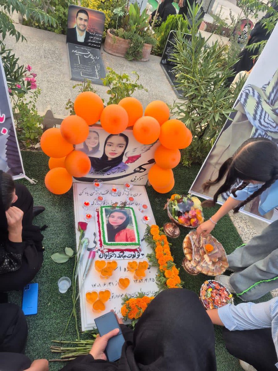 allahbakhshii's tweet image. تولد مهسا موگویی، یکی از جانباختگان خیزش سراسری، در فولادشهر اصفهان که با شلیک گلوله مأموران کشته شد.
در گواهی فوت او آمده است:
«در ستون فقرات ۳۹ سوراخ مدور، در بازوی چپ ۳۱ سوراخ و در ساعد دست چپ ۹ سوراخ مدور با حاشیه سوختگی دیده شده است.»
به عبارتی، به مهسا بیش از ۷۰ گلوله…
