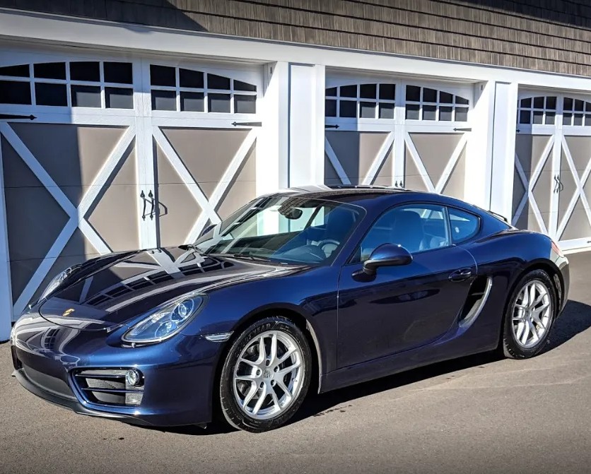 CTCarStorage's tweet image. Give your car the care it deserves with luxury garage suites. From detailing to transport, we offer complete protection for your vehicle year-round. Peace of mind, space, and top service! Contact us today.