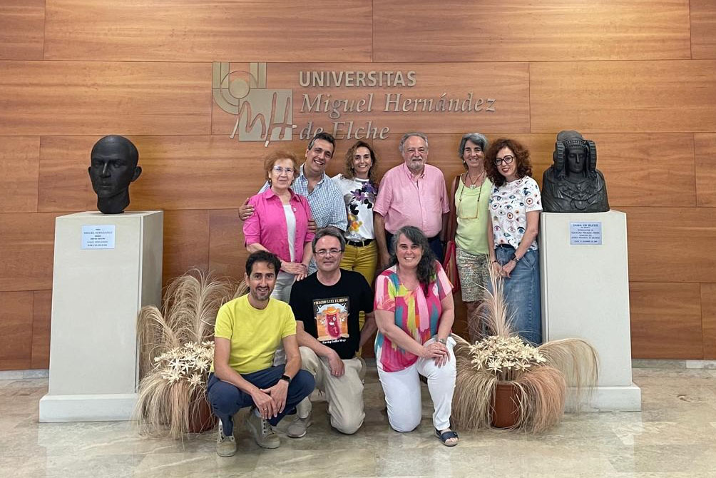 ¿Se puede vivir de la divulgación científica 🤔? Esta fue la gran pregunta que reunió a una decena de expertos en el ciclo de conferencias organizado por la UMH y la AEC. 

El éxito fue rotundo: más de 1000 inscritos de todo el mundo siguieron el debate🌍

📣 ¿Y tú qué opinas?