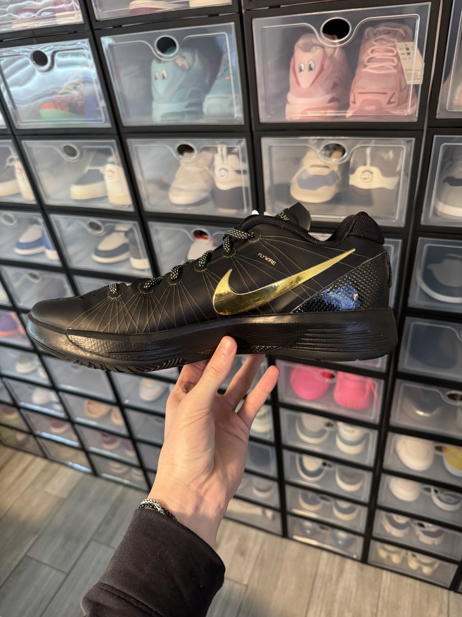 CadeMousel12's tweet photo. Super excited to have these in hand now! Always wanted the high tops but saw these and had to grab them. Anybody have more info on these? They say wear test on the tag but wanted to see if anybody knows more!

2011 Nike Zoom Hyperdunk Elite ‘Away’ Low https://t.co/YdlAHJMTjC