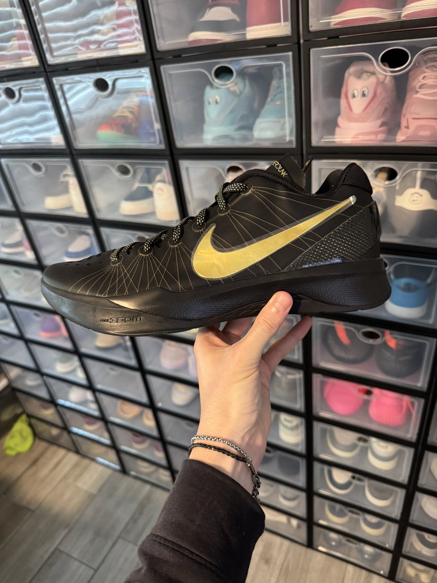 CadeMousel12's tweet photo. Super excited to have these in hand now! Always wanted the high tops but saw these and had to grab them. Anybody have more info on these? They say wear test on the tag but wanted to see if anybody knows more!

2011 Nike Zoom Hyperdunk Elite ‘Away’ Low https://t.co/YdlAHJMTjC