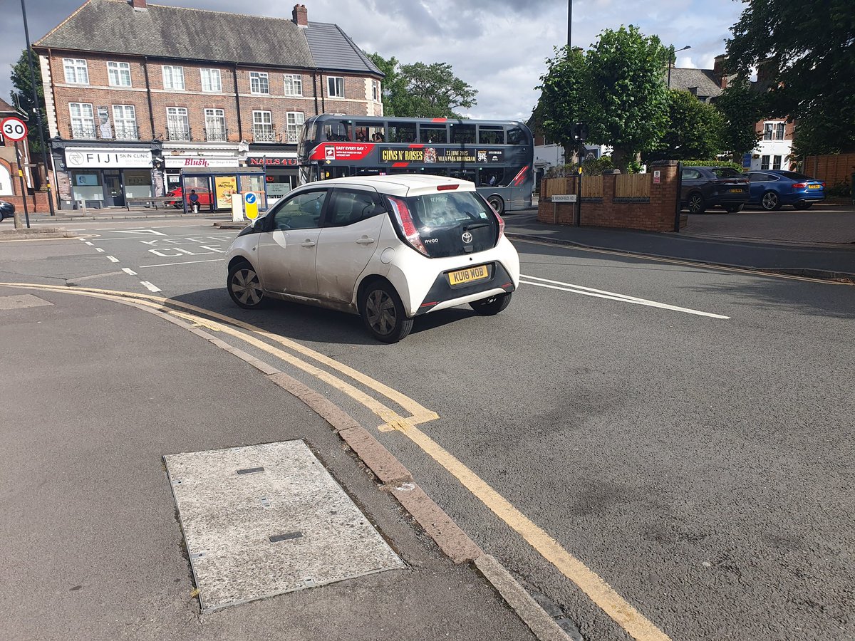 B72BadParking's tweet image. Yes KU18WOB really is parked, as confirmed by the driver when questioned. 🤦🏽♂️
I'm not sure I can think of a more stupid / dangerous, incompetent placement.
We really need more enforcement.
@cllralexyip @badlyparkedbrum @RichParkerLab @AndrewmitchMP @Trafficwmp