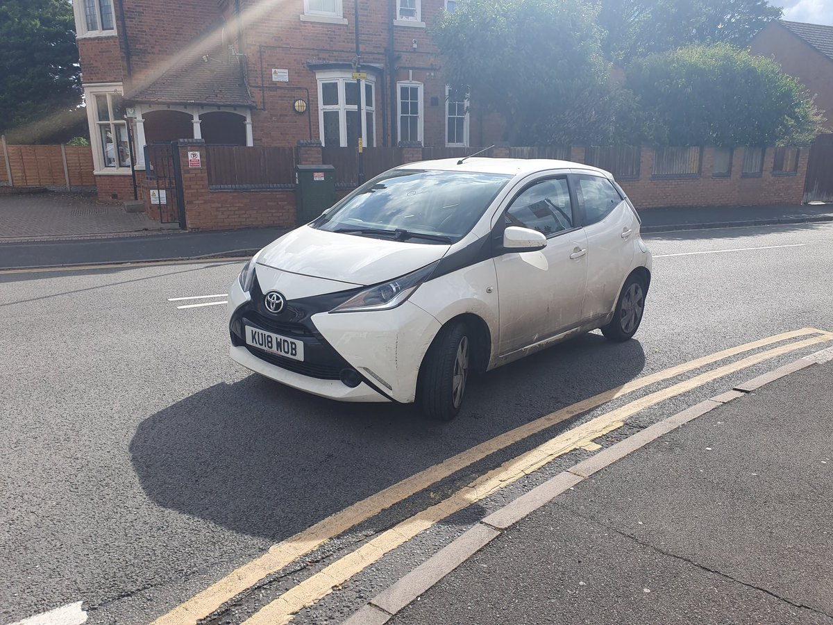 B72BadParking's tweet image. Yes KU18WOB really is parked, as confirmed by the driver when questioned. 🤦🏽♂️
I'm not sure I can think of a more stupid / dangerous, incompetent placement.
We really need more enforcement.
@cllralexyip @badlyparkedbrum @RichParkerLab @AndrewmitchMP @Trafficwmp
