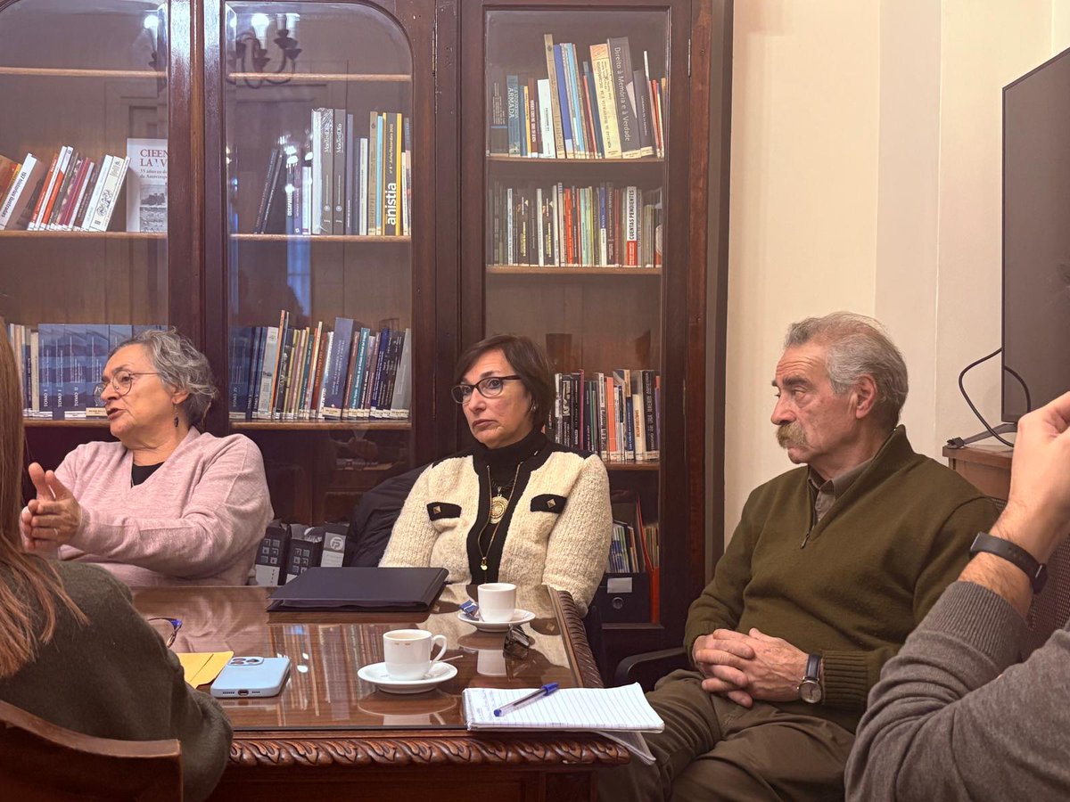 Pasado_Reciente's tweet image. 📂 La SDHPR reunió a Familiares, INDDHH y MI para coordinar cómo continúa la digitalización y posterior descripción de los documentos de la EX-DNII.
Seguimos trabajando por Memoria, Verdad y Justicia.
#PasadoReciente #MVJ
