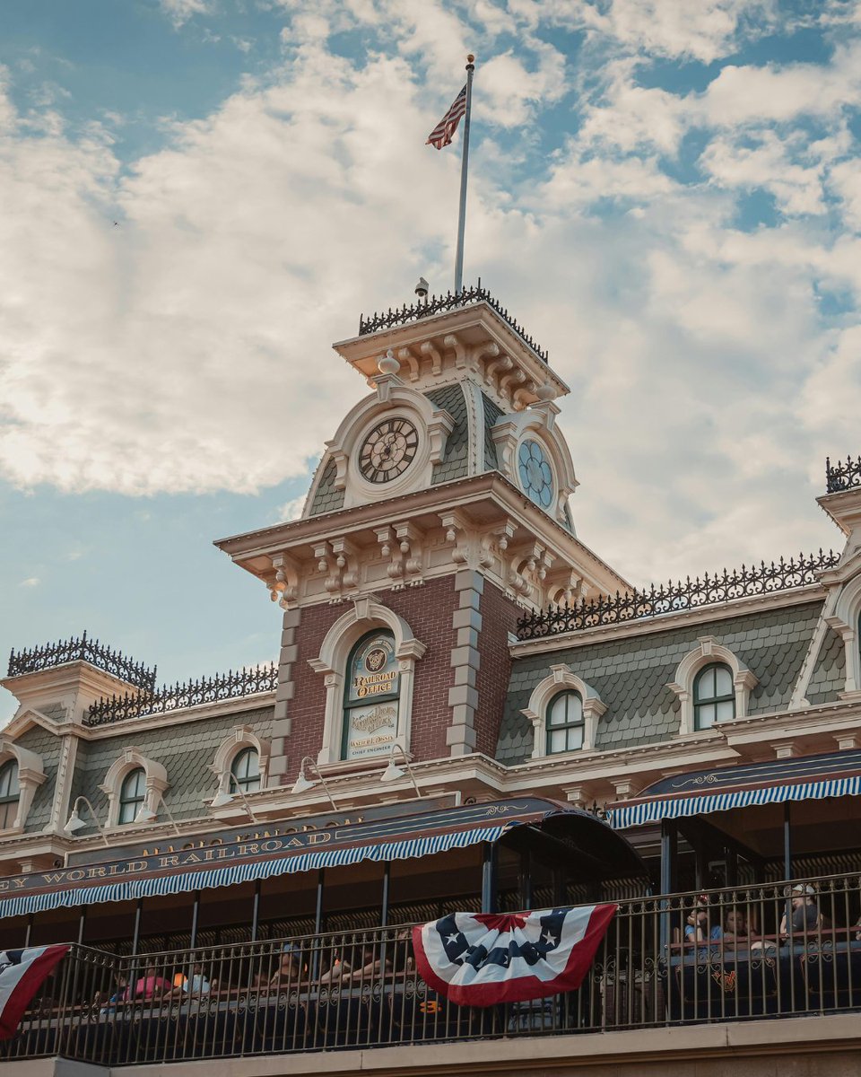 msichicago's tweet image. π₯³ Happy 70th birthday to @Disneyland! Did you know that Walt Disney's father was a carpenter at the World's Columbian Exposition β and that Walt himself was partially inspired by our Coal Mine experience?