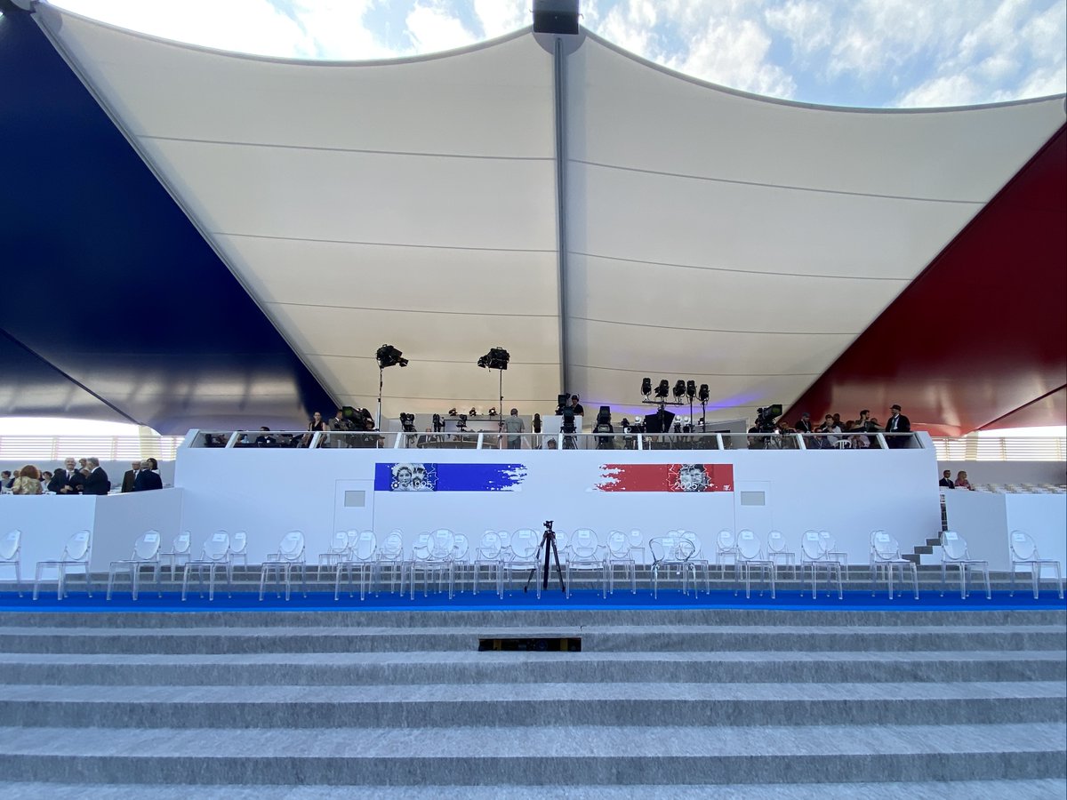 🧐 C’était quoi cette toile derrière le président le 14 juillet ?

Un simple décor ? Non. Une œuvre engagée, signée <a href="/crey132/">CREY132</a>, pour marquer les 100 ans du Bleuet de France !

Après sa fresque sur le rond-point des Invalides, le street artist a repris ses bombes pour créer une