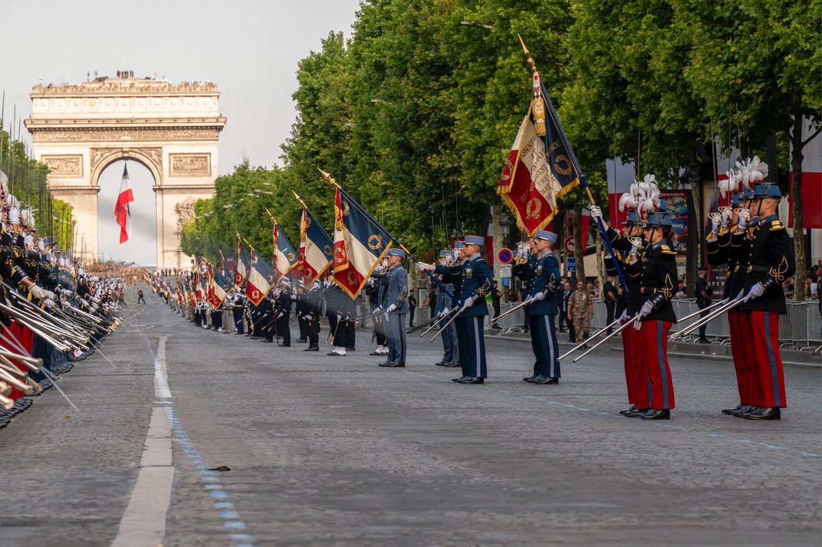 DRHATofficiel's tweet image. 🇫🇷 Fierté, engagement, excellence : les écoles militaires à l’honneur ce #14Juillet !
Sur les Champs-Élysées, les jeunes engagés de l’@armeedeterre ont porté haut les couleurs de la France.
Discipline, cohésion et rigueur incarnées par :
🔹 L’Ecole Militaire Préparatoire…