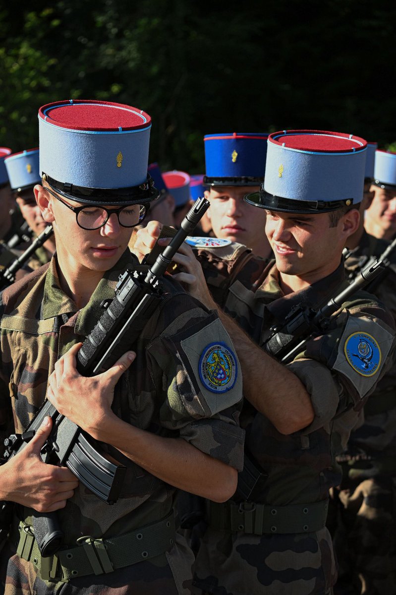 DRHATofficiel's tweet image. 🇫🇷 Fierté, engagement, excellence : les écoles militaires à l’honneur ce #14Juillet !
Sur les Champs-Élysées, les jeunes engagés de l’@armeedeterre ont porté haut les couleurs de la France.
Discipline, cohésion et rigueur incarnées par :
🔹 L’Ecole Militaire Préparatoire…
