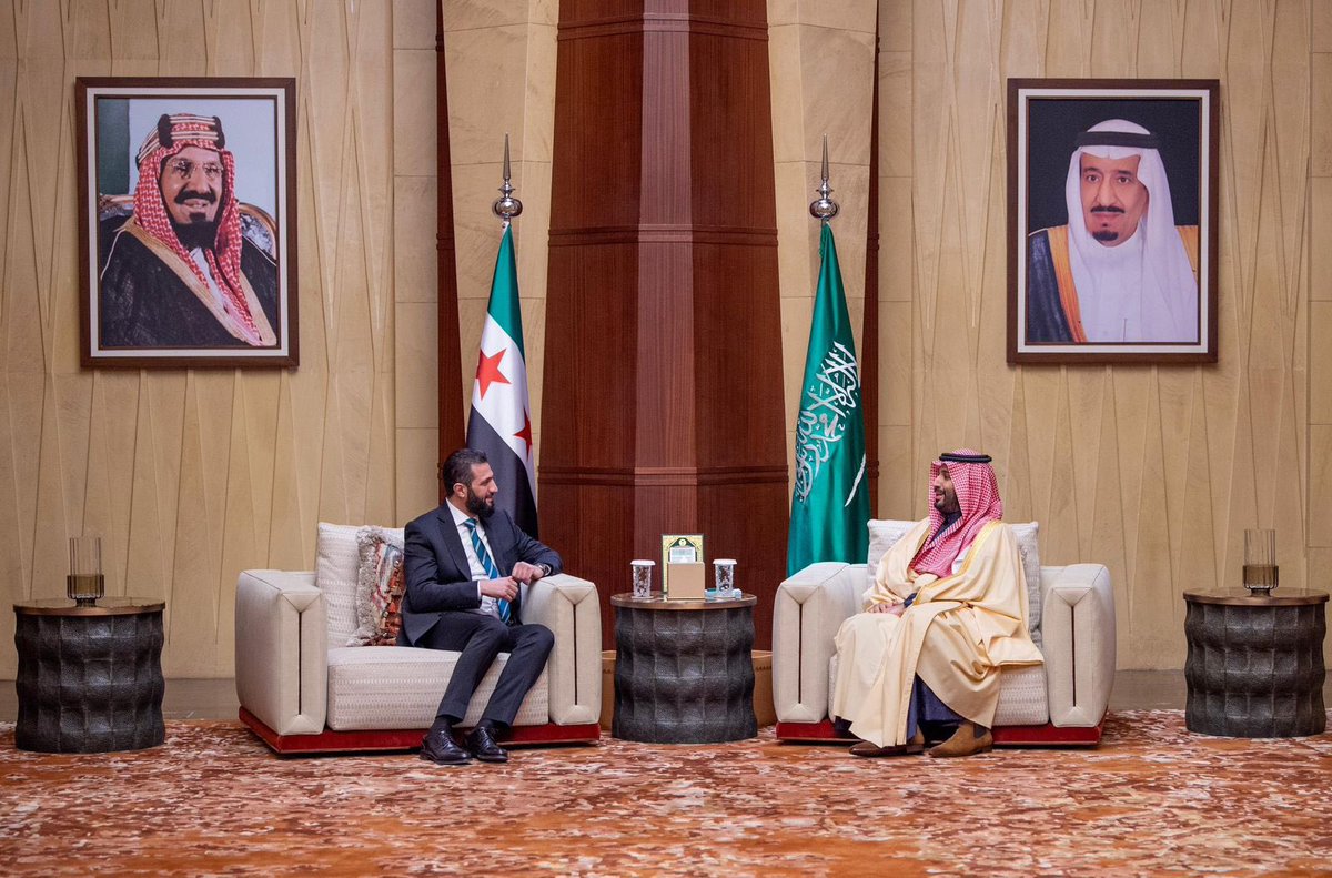 Badermasaker's tweet image. سمو #ولي_العهد يتلقى اتصالًا هاتفيًا من رئيس الجمهورية العربية السورية، رحب سموه خلاله بما أعلنه فخامته من ترتيبات وإجراءات لاحتواء الأحداث الأخيرة في سوريا، منوهًا سمو ولي العهد بالجهود التي يبذلها فخامته لاستمرار سوريا في مسارها الصحيح الذي يكفل المحافظة على وحدة سوريا وسلامة…