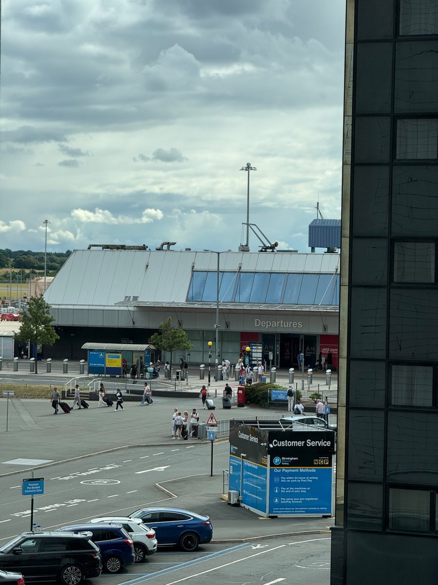 T1E2H3's tweet image. Horace is glad he flew Lufthansa to Birmingham instead of taking a Jet2 holiday