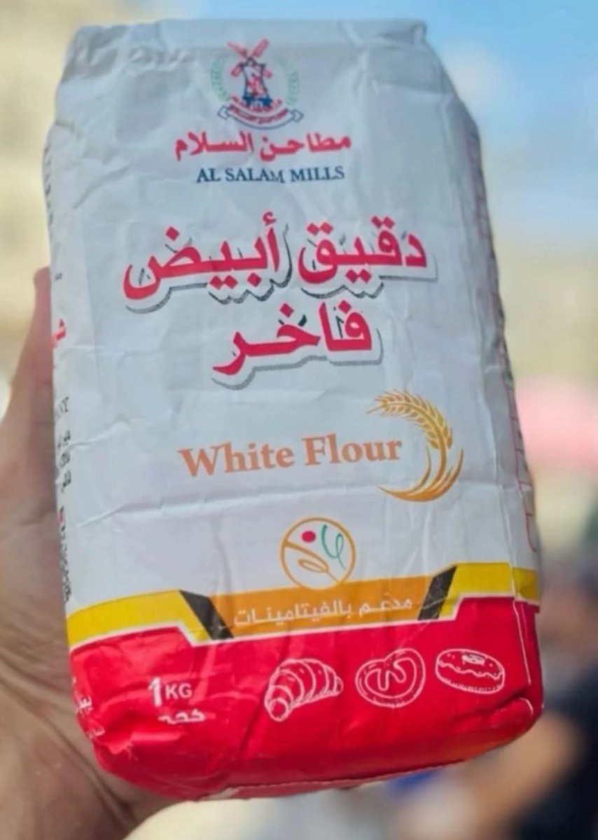 abu_hafed1's tweet image. One kilogram of flour in the #Gaza Strip today, Thursday, is worth 100 shekels (30$) in cash. Of course, a commission of up to 45% is required to obtain the cash. This means that one kilogram of flour costs 180 shekels (55$).
One kilogram produces approximately 10 loaves of…