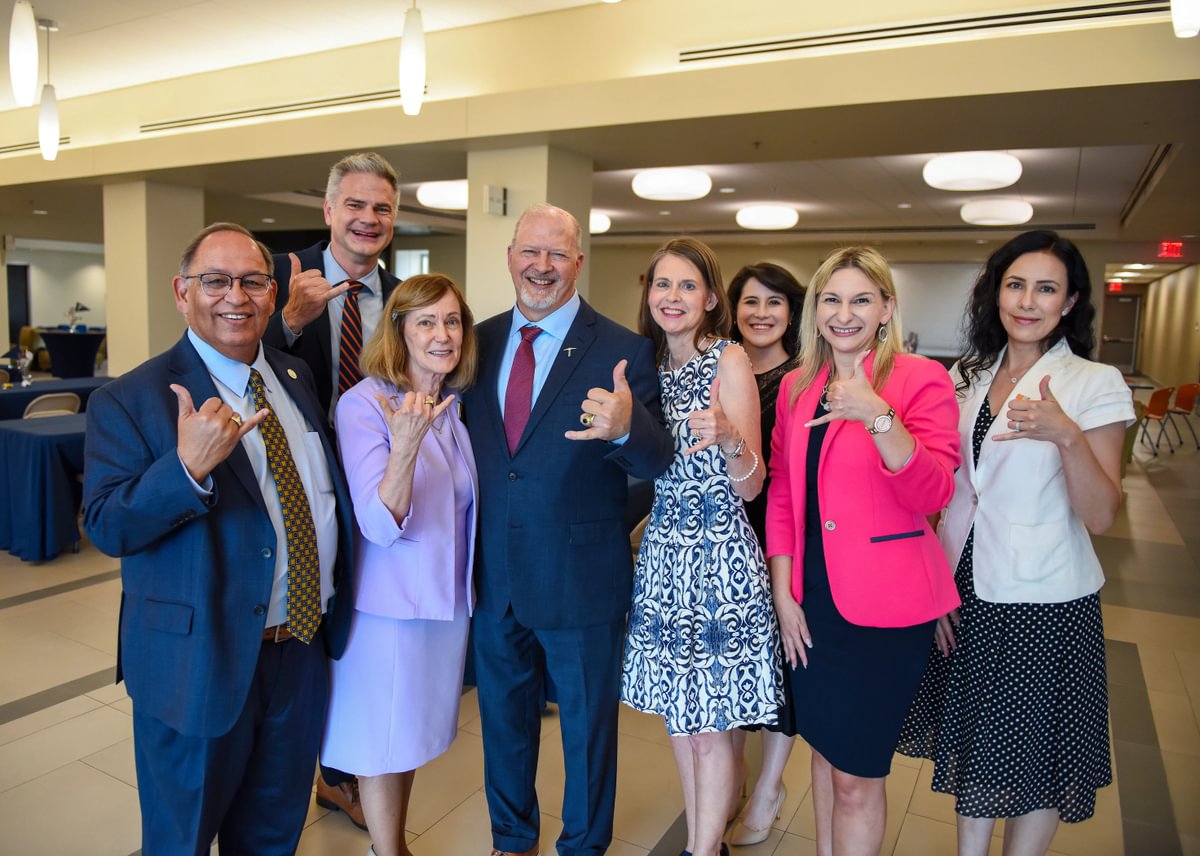 UTEPPresident's tweet image. A big Miner welcome to Scott Kruse, our new dean of UTEP's College of Health Sciences (@utepchs)! We're glad to have you on campus. Dr. Kruse takes the reins from Dr. Stacy Wagovich, who graciously served as our interim dean. Thank you.