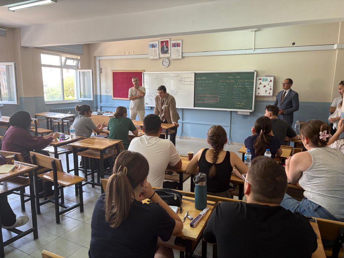 tekirdagmem's tweet photo. 📚 Okul Merkezli Başarının Kanıtı: 719 Tam Puan

Millî Eğitim Bakanımız Sayın Prof. Dr. Yusuf Tekin’in “Çocuklarımızın ihtiyacı okulda var. Kitaplar, öğretmenler ve DYK’lar yeterlidir. Ek dershane ya da özel ders gereksiz. Sorular müfredat ve kitaplardan çıkar, EBA’daki içeriklerle örtüşür. Bu yüzden 719 tam puan normaldir.” açıklaması, okul merkezli eğitimin gücünü bir kez daha ortaya koymuştur.

Bu anlayış doğrultusunda Tekirdağ İl Millî Eğitim Müdürümüz Sayın Dr. Aziz Yeniyol, Tekirdağ Belediyesi Sosyal Bilimler Lisesi’nde yürütülen Destekleme ve Yetiştirme Kursları (DYK) programını ziyaret etti.

Ziyarette üniversite hazırlık sürecine dair öğretmenlerle fikir alışverişinde bulunan Müdürümüz, öğrencilerle hedefledikleri üniversiteler hakkında sohbet etti. Kursların işleyişi, kaynak kullanımı ve motivasyon süreçleri üzerine değerlendirmeler yapıldı.

🎯 Sayın Bakanımızın işaret ettiği 719 tam puanlık başarı, okullarımızda verilen nitelikli eğitimin, öğretmenlerimizin emeğinin ve DYK kurslarının etkili yapısının en somut göstergesidir.

🎓 İl Millî Eğitim Müdürlüğü olarak bizler de öğrencilerimizi sınavlara yalnızca akademik olarak değil, moral ve motivasyon açısından da en iyi şekilde hazırlamaya devam edeceğiz.

@tcmeb @Yusuf__Tekin
@omurfatih @drazizyeniyol