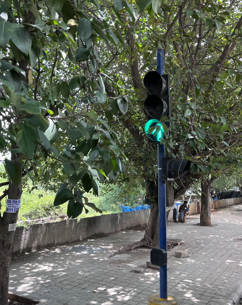 WF_Watcher's tweet photo. Back in July 2018, a MoU was signed between BBMP and HAL to turn the #Hopefarm–Vellara Junction stretch into a signal-free corridor. Fast forward a few years—Kundalahalli and HAL underpasses are done.
And now, we’ve got two new signals right after Hopefarm. Brilliant planning, as always! 😄