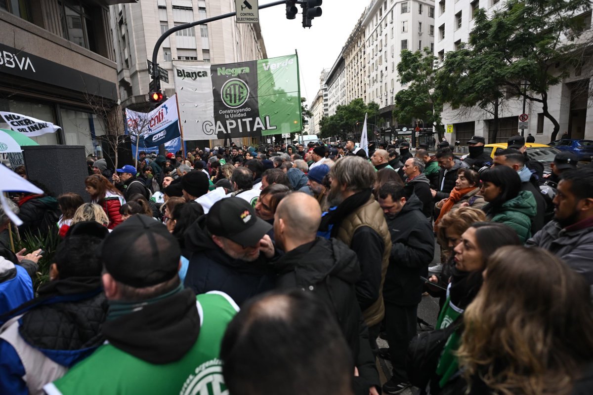 rodoaguiar's tweet image. ATE MOVILIZÓ AL MINISTERIO DE DESREGULACIÓN!!
A @fedesturze lo espera la cárcel. No puede ser otro su destino luego de esta nueva reforma del Estado. Desde que asumió su actuación fue siempre al margen de la ley. Cada uno de los decretos que elaboró atentaron contra la…