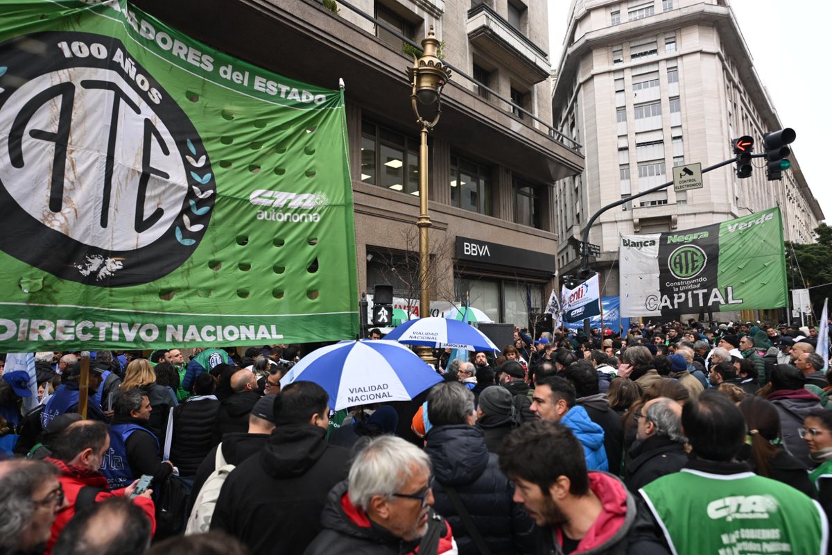 rodoaguiar's tweet image. ATE MOVILIZÓ AL MINISTERIO DE DESREGULACIÓN!!
A @fedesturze lo espera la cárcel. No puede ser otro su destino luego de esta nueva reforma del Estado. Desde que asumió su actuación fue siempre al margen de la ley. Cada uno de los decretos que elaboró atentaron contra la…