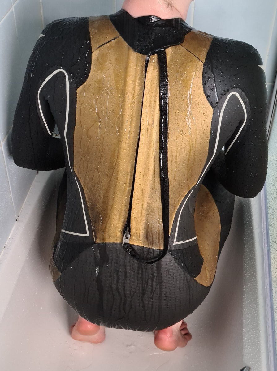 One of the best wetsuit feelings is water making its way into the suit.

Agree?

#wetsuit #wetsuitkink #kink #kinky #kinkyboy #latex #neoprene #rubber