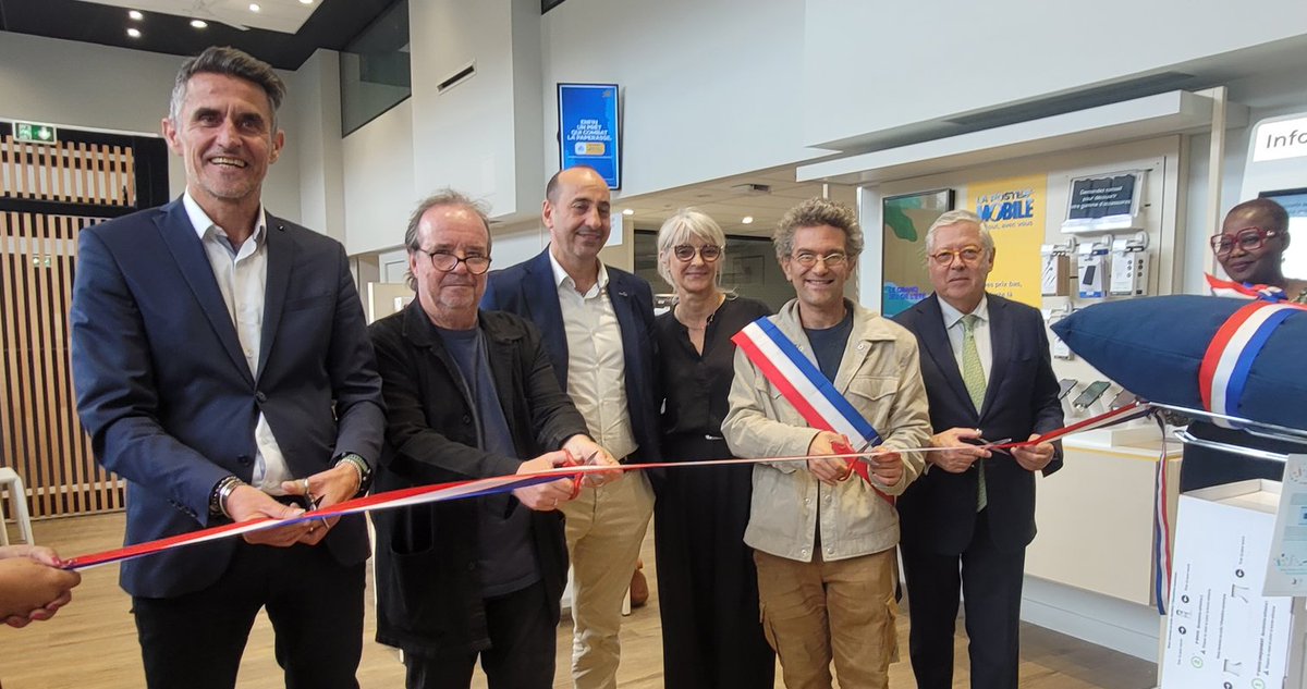 Très heureux hier, aux côtés des équipes de La poste et d'<a href="/algrain_paris10/">Algrain Eric</a>, pour représenter <a href="/ACORDEBARD/">Alexandra Cordebard</a>, d'inaugurer un nouveau bureau de poste à #Paris10, à Satragne, dans le nouvel immeuble de 83 logements. 

Le service public postal, on le soutient tous les jours !