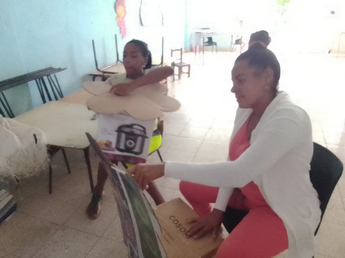 InfantilVilma's tweet photo. Se continua elaborando juguetes y medios de enseñanzas con el papel maché
@Amancio
@CubaMined https://t.co/ZRGB5vNOEs