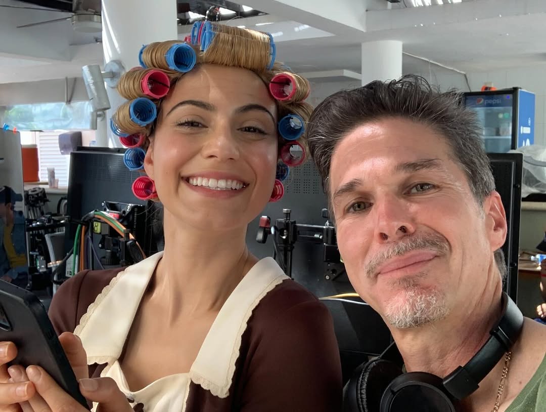 🎬 Nuestro #ExaUDEM LCIC ‘05, “Leche” Ruiz, continúa conquistando la industria del entretenimiento con su gran talento 🤩 Dirigió los capítulos 6 y 7 de la nueva serie “Chespirito: Sin Querer Queriendo”, una producción histórica que reúne a lo mejor del talento latinoamericano.👏