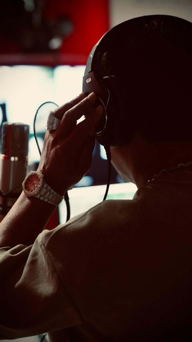 Con el corazón lleno de música y agradecido de cada oportunidad.
¡El disco viene pa’ la calle!

LA GENTE DEL PATRÓN 🦅