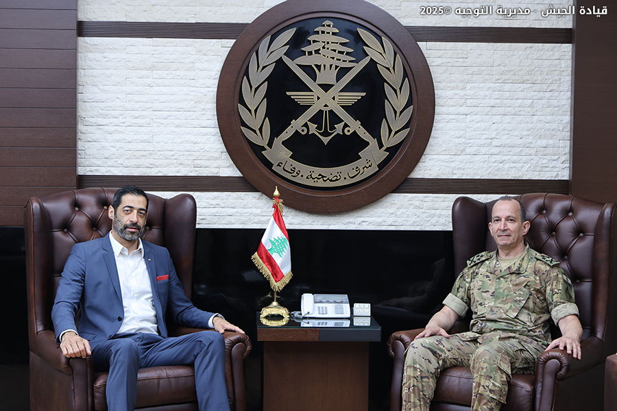LebarmyOfficial's tweet image. استقبل قائد الجيش العماد رودولف هيكل في مكتبه في اليرزة رئيس الحزب التقدمي الاشتراكي النائب تيمور جنبلاط مع وفد مرافق ضمَّ النواب: مروان حماده، أكرم شهيّب، وائل أبو فاعور، فيصل الصايغ، هادي أبو الحسن، وأكد أعضاء الوفد الوقوف إلى جانب الجيش خلال الأحداث الاستثنائية التي يمر بها…