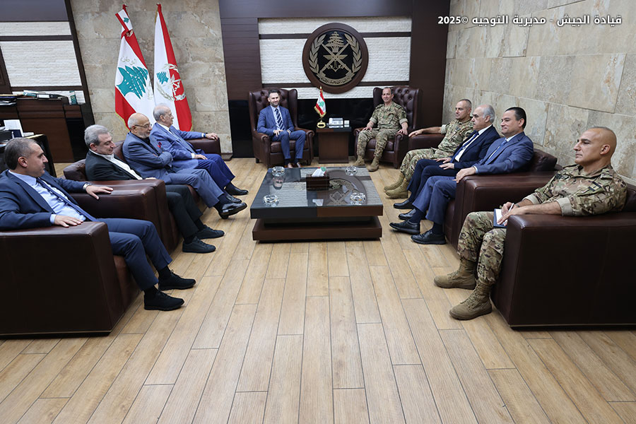 LebarmyOfficial's tweet image. استقبل قائد الجيش العماد رودولف هيكل في مكتبه في اليرزة رئيس الحزب التقدمي الاشتراكي النائب تيمور جنبلاط مع وفد مرافق ضمَّ النواب: مروان حماده، أكرم شهيّب، وائل أبو فاعور، فيصل الصايغ، هادي أبو الحسن، وأكد أعضاء الوفد الوقوف إلى جانب الجيش خلال الأحداث الاستثنائية التي يمر بها…