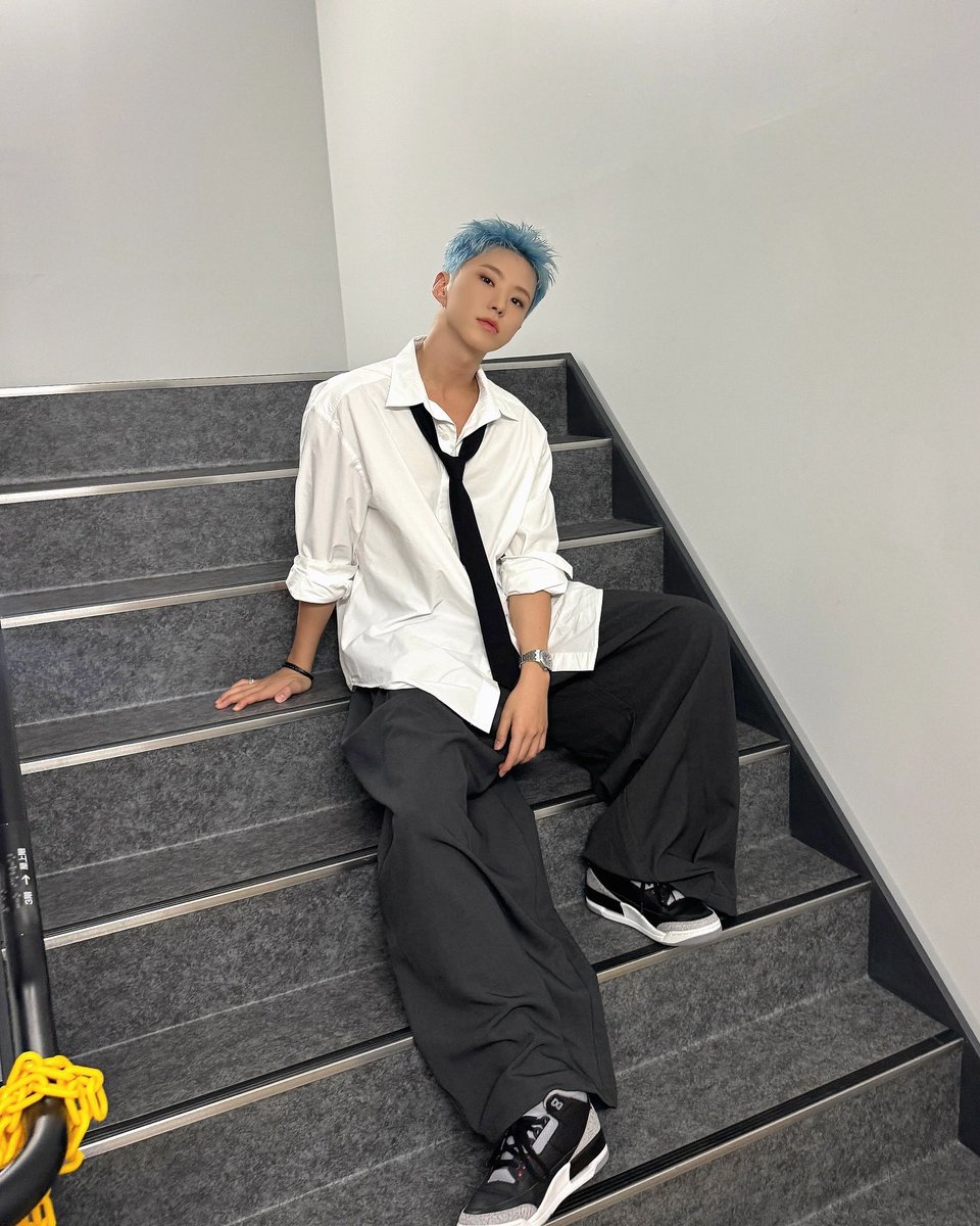 wonubliss's tweet photo. ho5hi_kwon  🩶💙👔 #호시 https://t.co/pnZSUP9gkC