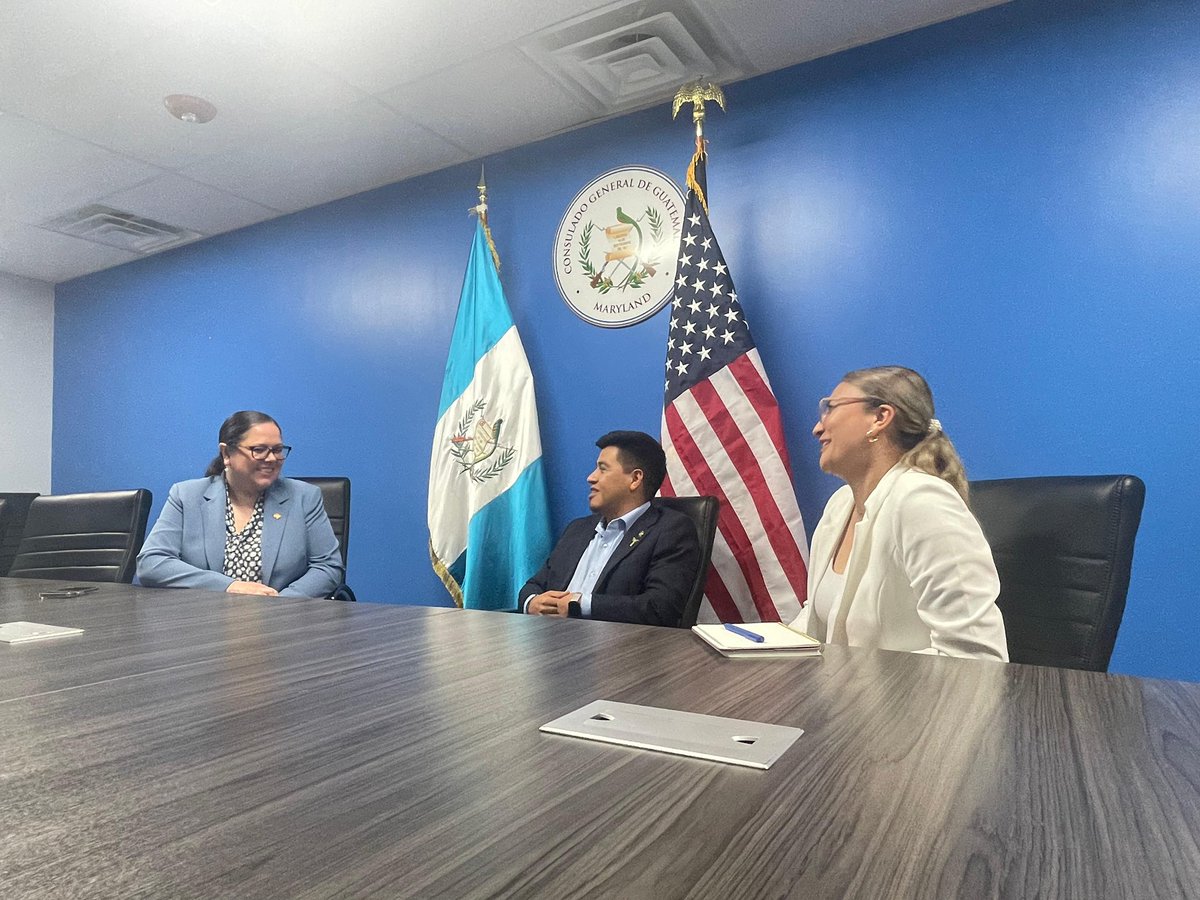 Estoy en una gira de trabajo en USA, verificando la atención que presta la red consular a la comunidad guatemalteca. 

El Consulado de Maryland cuenta con centro de impresión de pasaportes, espacio amplio y más personal para brindar un mejor servicio a los connacionales.